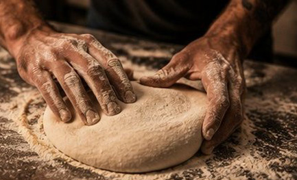 Mani che lavorano l'impasto